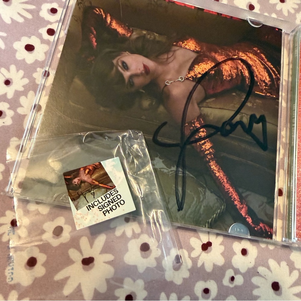Signed Taylor Swift the life of a showgirl tloas cd photo 2 - Picture 2 of 5